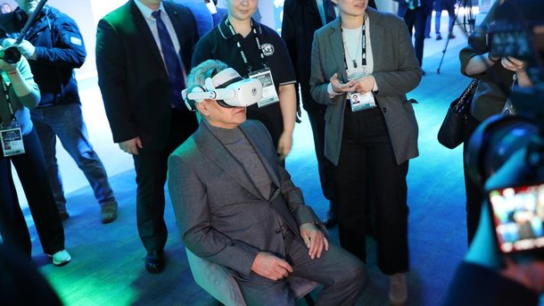 Сергей Шойгу посетил мероприятия и выставки Международного фестиваля «Народы России и СНГ» в Национальном центре «Россия»