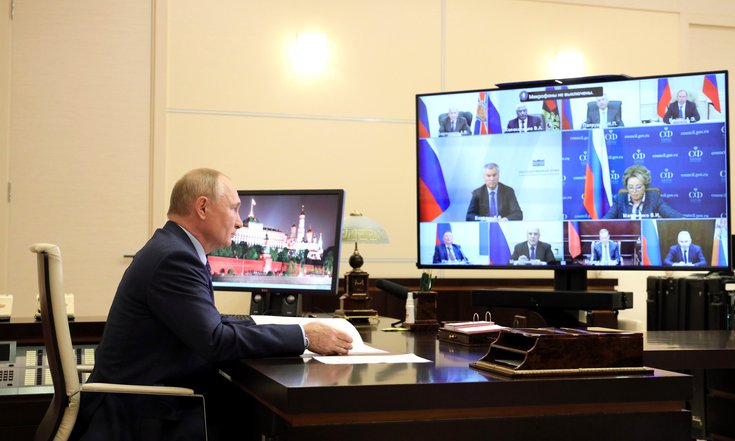 Владимир Путин в режиме видеоконференции провёл оперативное совещание с постоянными членами Совета Безопасности