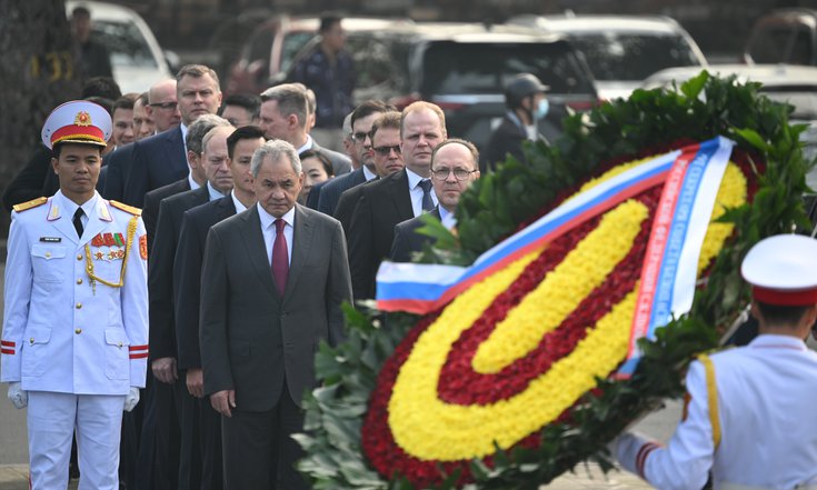 Сергей Шойгу возложил цветы к Мавзолею Хо Ши Мина во Вьетнаме