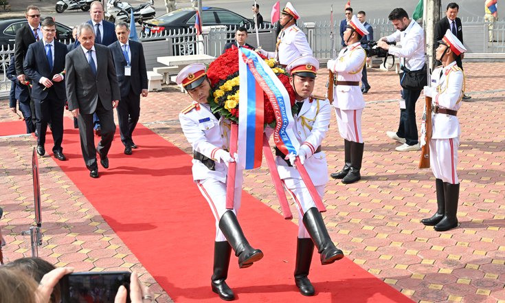 Секретарь Совета Безопасности Российской Федерации Сергей Шойгу возложил венок к памятнику советским летчикам в Лаосе