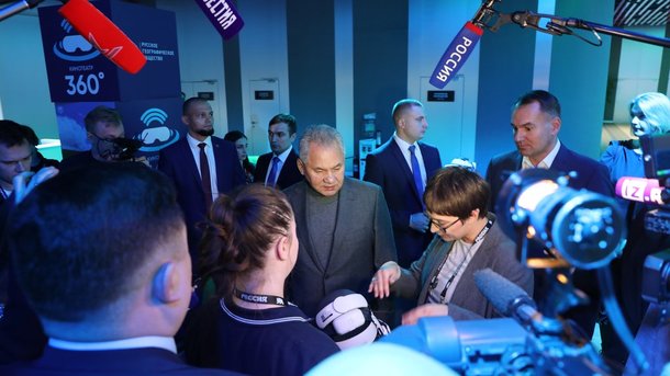 Сергей Шойгу посетил мероприятия и выставки Международного фестиваля «Народы России и СНГ» в Национальном центре «Россия»