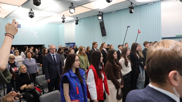 Сергей Шойгу посетил мероприятия и выставки Международного фестиваля «Народы России и СНГ» в Национальном центре «Россия»