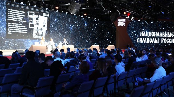 Сергей Шойгу посетил мероприятия и выставки Международного фестиваля «Народы России и СНГ» в Национальном центре «Россия»