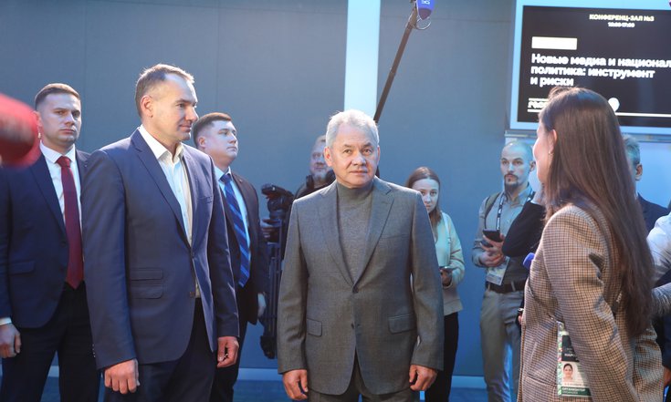 Сергей Шойгу посетил мероприятия и выставки Международного фестиваля «Народы России и СНГ» в Национальном центре «Россия»