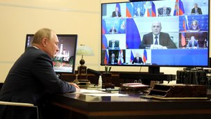 Президент России В.В.Путин в режиме видеоконференции провёл оперативное совещание с постоянными членами Совета Безопасности Российской Федерации