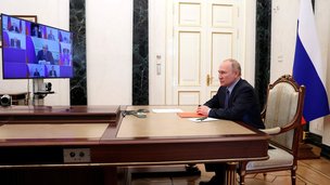 Президент Российской Федерации Владимир Путин в режиме видеоконференции провёл оперативное совещание с постоянными членами Совета Безопасности