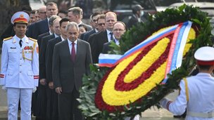 Сергей Шойгу возложил цветы к Мавзолею Хо Ши Мина во Вьетнаме
