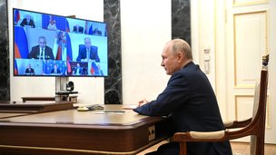 Президент России В.В.Путин в режиме видеоконференции провёл оперативное совещание с постоянными членами Совета Безопасности