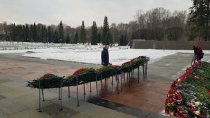 Секретарь Совета Безопасности Российской Федерации Николай Патрушев возложил венок и цветы к мемориалу «Мать-Родина»  на мемориальном Пискаревском кладбище