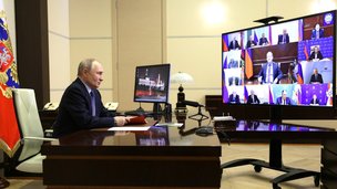 Президент России Владимир Путин провёл по видеосвязи оперативное совещание с постоянными членами Совета Безопасности