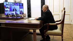 Владимир Путин провёл по видеосвязи оперативное совещание с постоянными членами Совета Безопасности