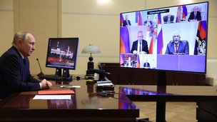Президент России Владимир Путин в режиме видеоконференции провёл оперативное совещание с постоянными членами Совета Безопасности