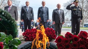 Секретарь Совета Безопасности России Николай Патрушев возложил  цветы к Мемориальной стене в память героической  обороны Севастополя 1941-1942 гг.