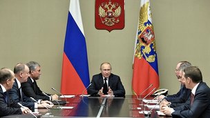 Президент России Владимир Путин провёл оперативное совещание с постоянными членами Совета Безопасности