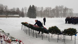 В Санкт-Петербурге Секретарь Совета Безопасности России Николай Патрушев возложил венок и цветы на мемориальном Пискаревском кладбище в память о жертвах блокады Ленинграда в годы Великой Отечественной войны