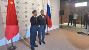 Сергей Шойгу вместе с делегацией Китая осмотрел экспозиции в Национальном центре «Россия»