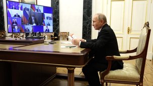 Президент в режиме видеоконференции провёл оперативное совещание с постоянными членами Совета Безопасности