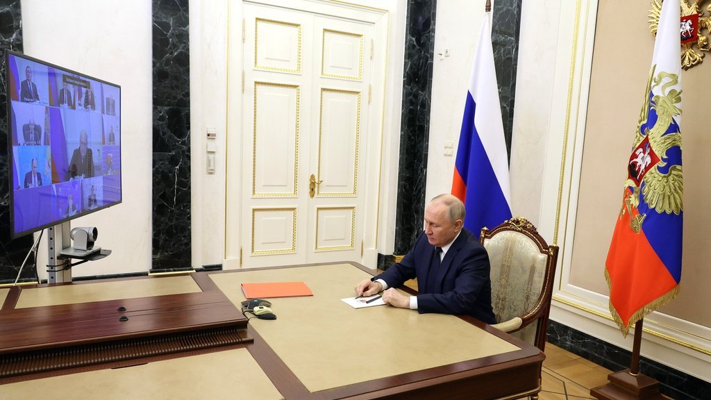 Президент России Владимир Путин в режиме видеоконференции провёл оперативное совещание с постоянными членами Совета Безопасности