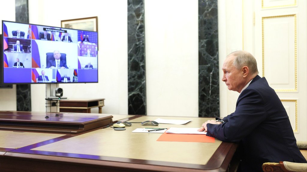 Президент России В.В.Путин в режиме видеоконференции провёл оперативное совещание с постоянными членами Совета Безопасности