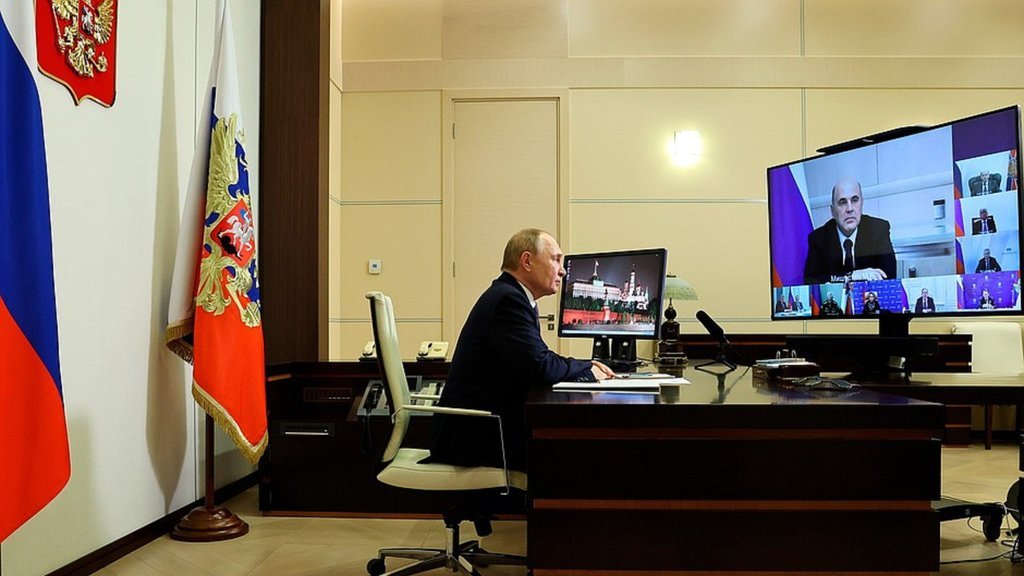 Владимир Путин в режиме видеоконференции провёл оперативное совещание с постоянными членами Совета Безопасности